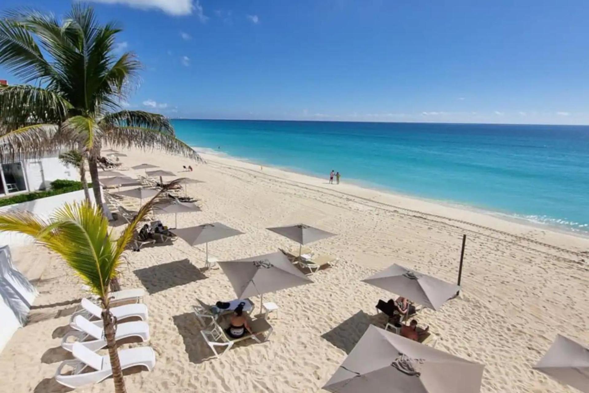 Oceanfront Studio, Magnificent Views Apartamento